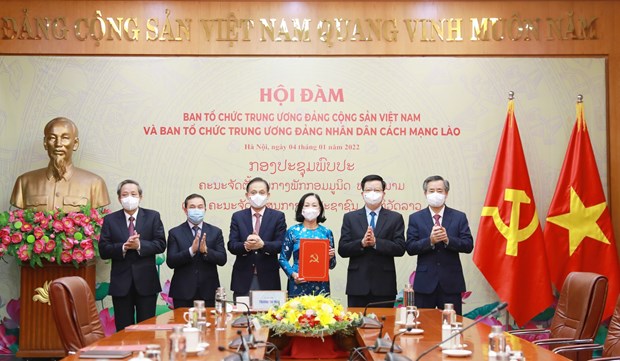 Vietnamese and Lao Organization Commissions increase cooperation